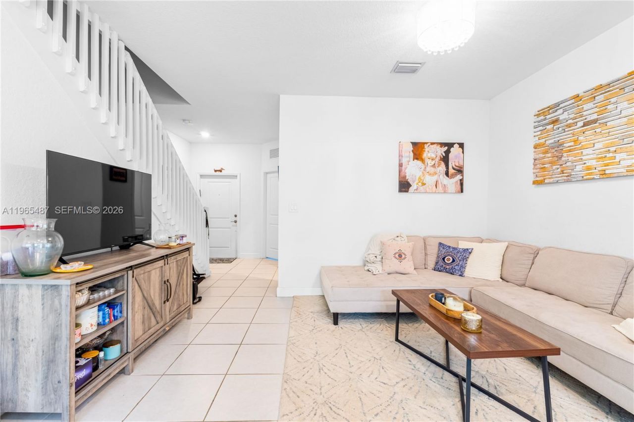 817 NE 211th St, Miami, FL 33179 Photo