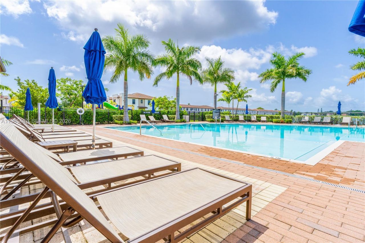 817 NE 211th St, Miami, FL 33179 Photo