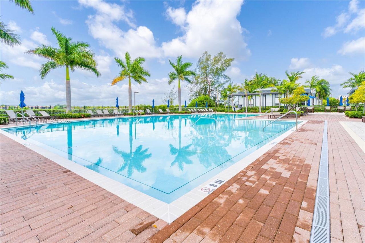 817 NE 211th St, Miami, FL 33179 Photo