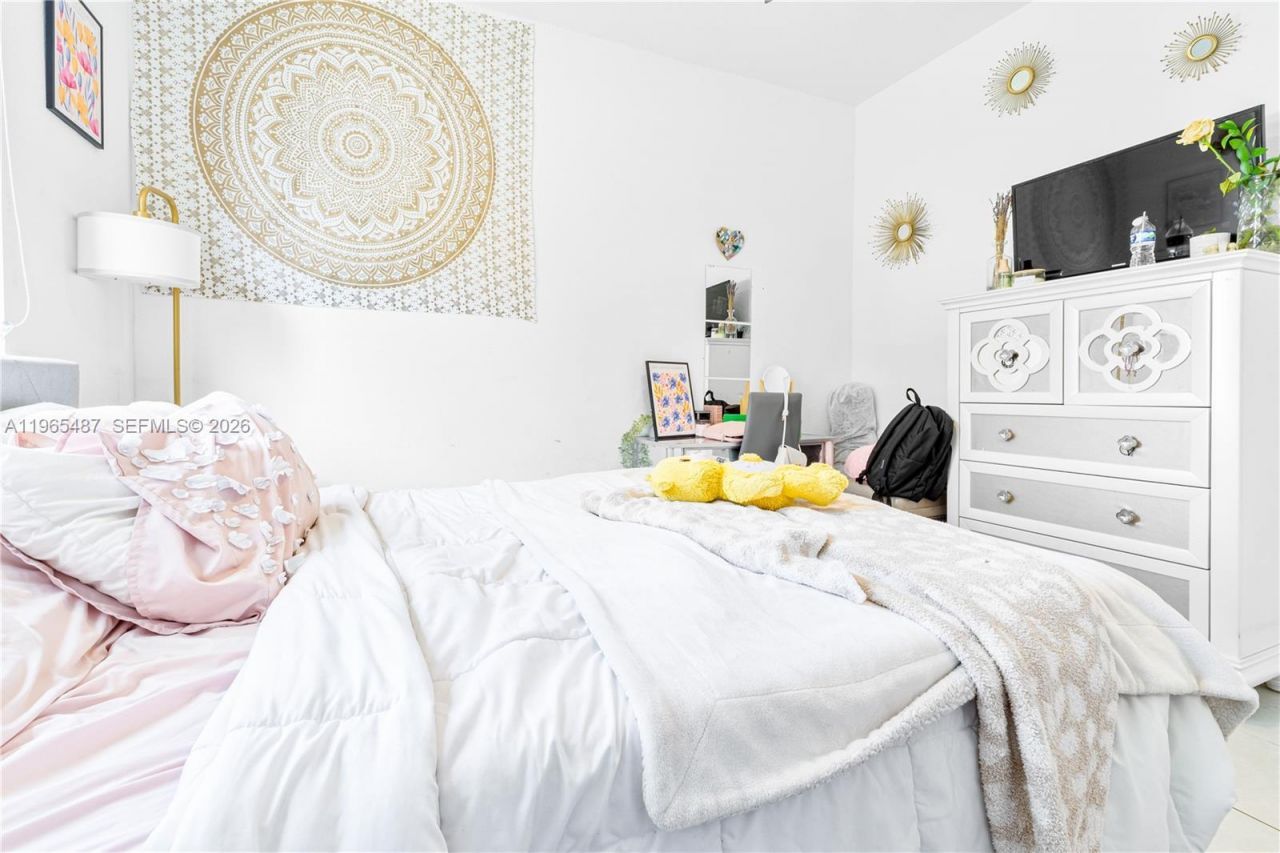 817 NE 211th St, Miami, FL 33179 Photo