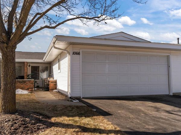 1066 Mohegan Lane, Schaumburg, IL 60193