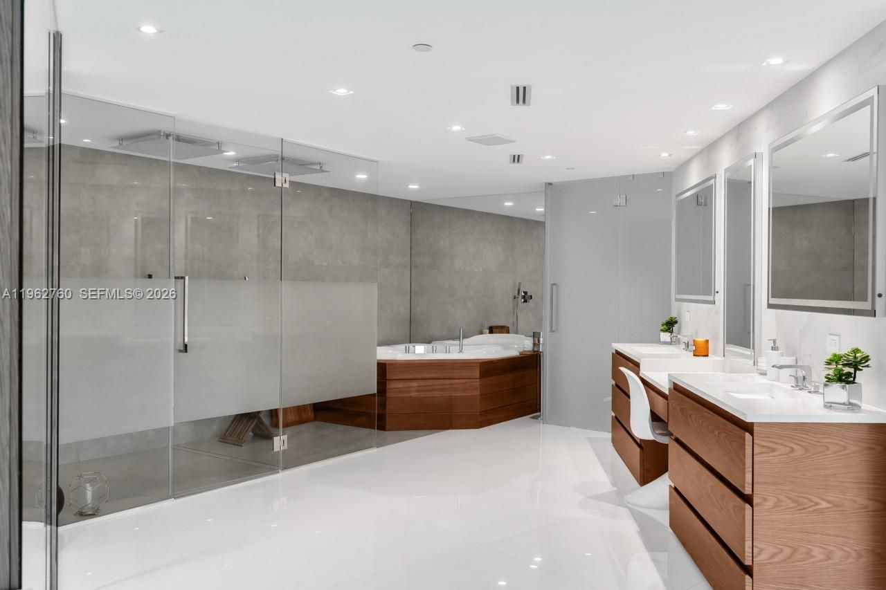 300 S Pointe Dr, Unit 3105, Miami Beach, FL 33139 Photo