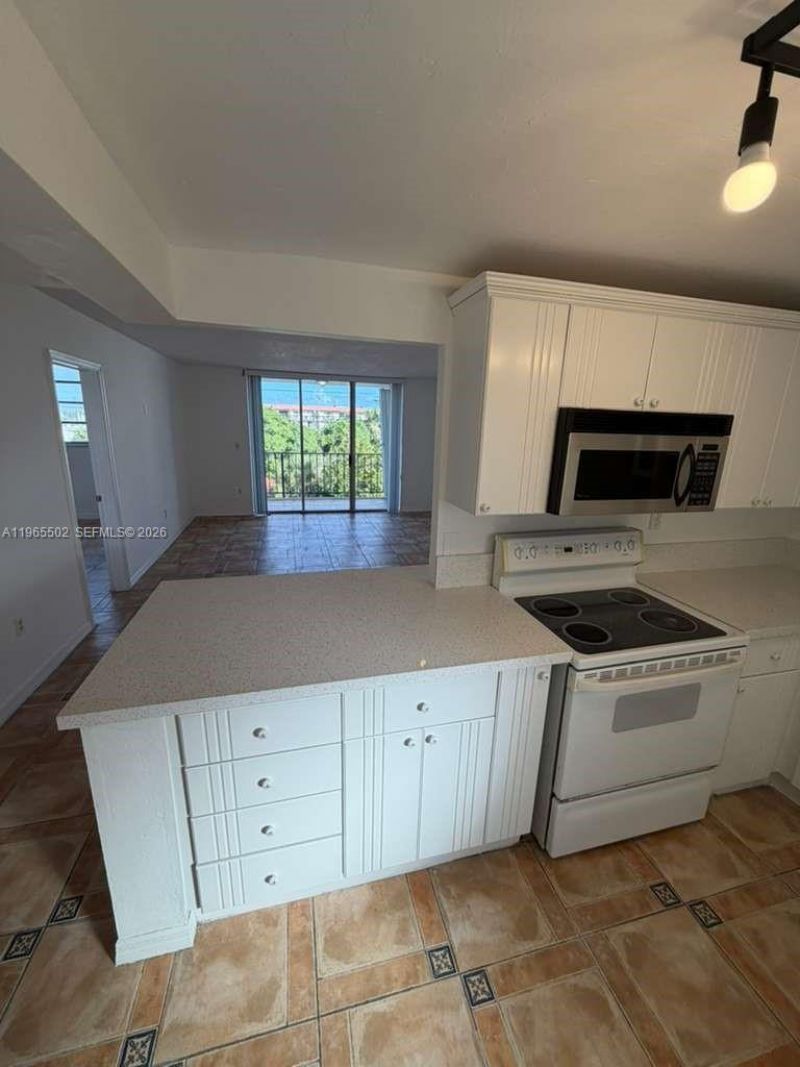 7850 Byron Ave, Unit 403, Miami Beach, FL 33141 Photo