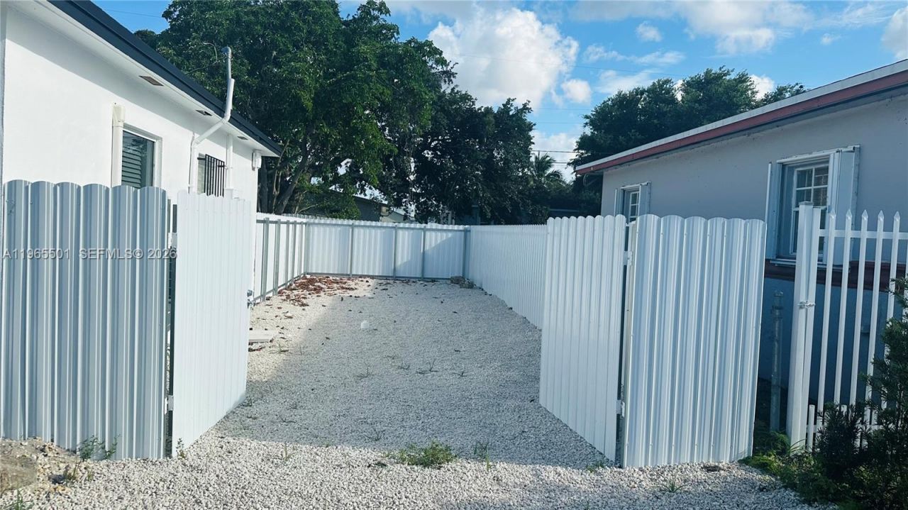 1100 NW 75th St, Miami, FL 33150 Photo