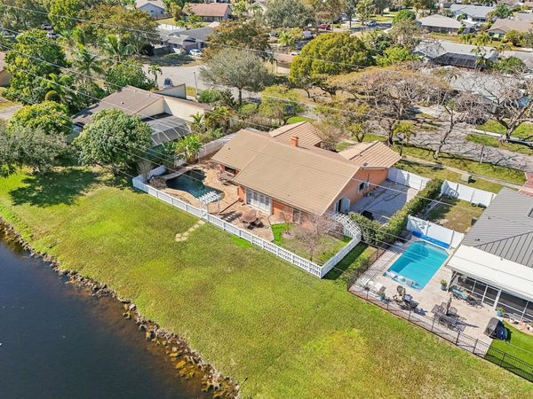 808 E Plantation Circle, Plantation, FL 33324