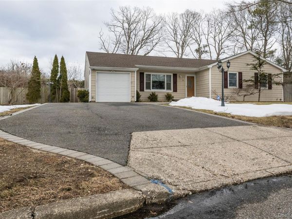 8 Shelley Court, Middle Island, NY 11953