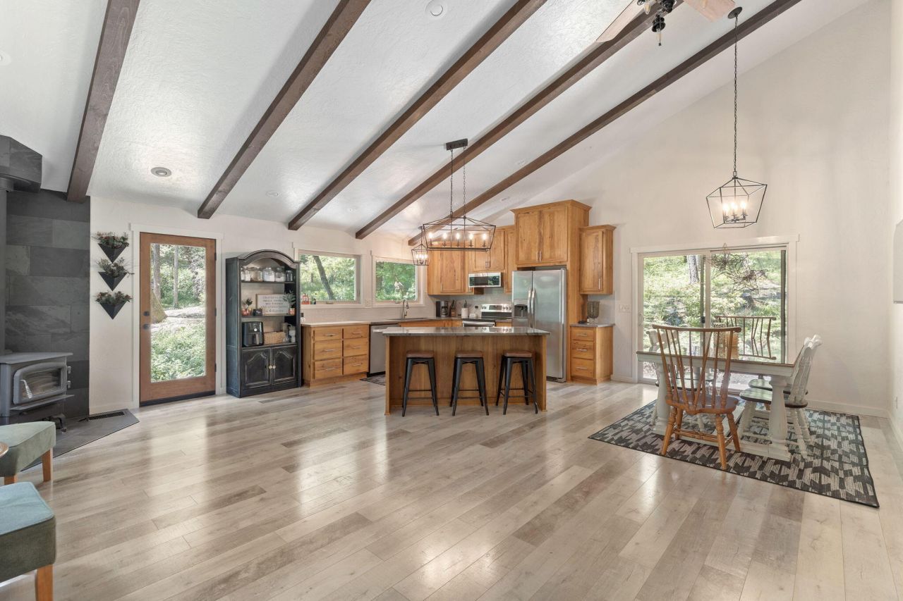 512 Bonnie Lane, Grants Pass, OR 97527 Main Photo