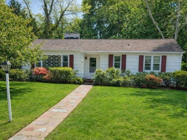 18 White Birch Ter, Caldwell, NJ 07006