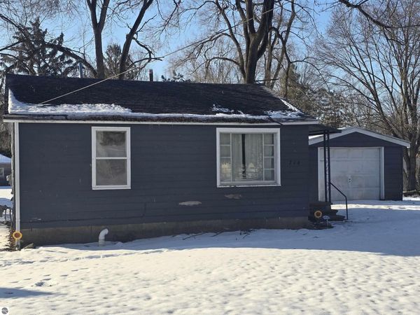 716 Newark Street E, Ithaca, MI 48847