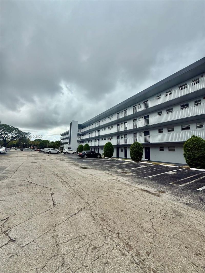 445 NE 195th St, Unit 429, Miami, FL 33179 Photo