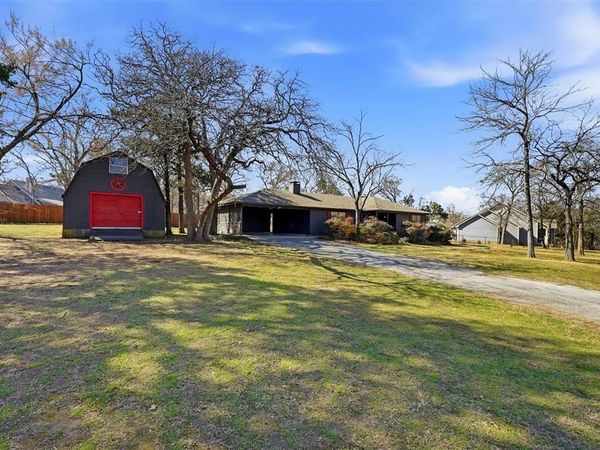 716 Kiowa Drive E, Lake Kiowa, TX 76240