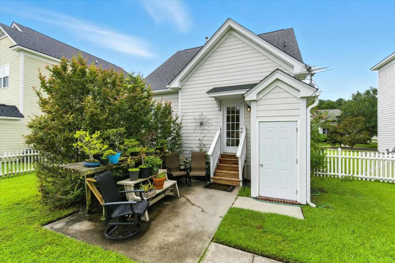 203 Hydrangea Street Photo 30