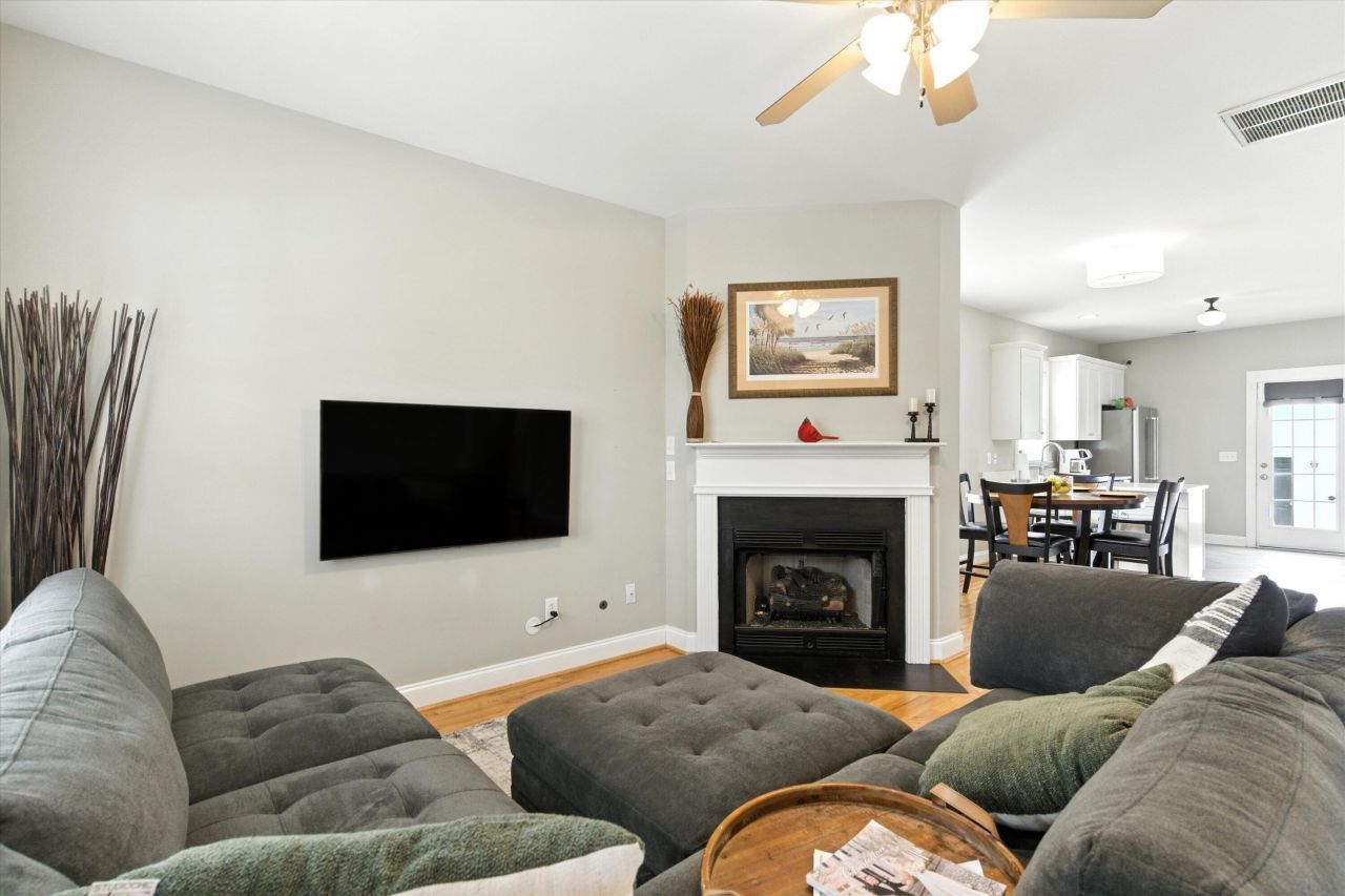 203 Hydrangea Street Photo 6