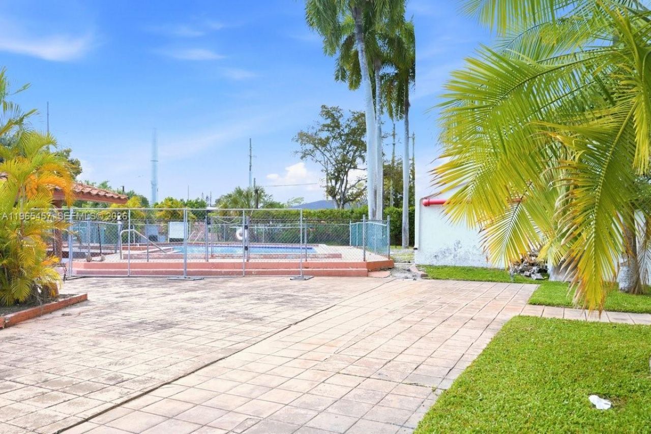 5050 NW 7th St, Unit 806, Miami, FL 33126 Photo