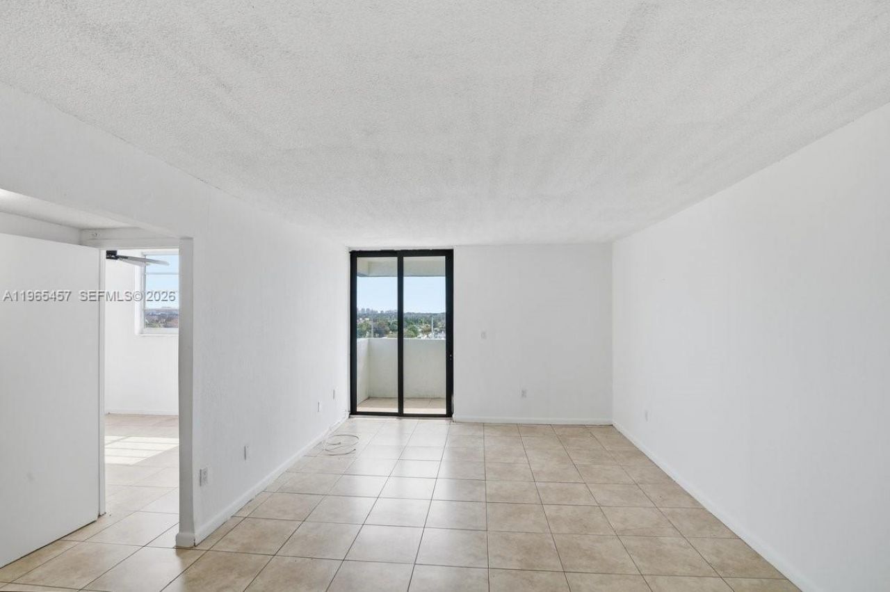 5050 NW 7th St, Unit 806, Miami, FL 33126 Photo