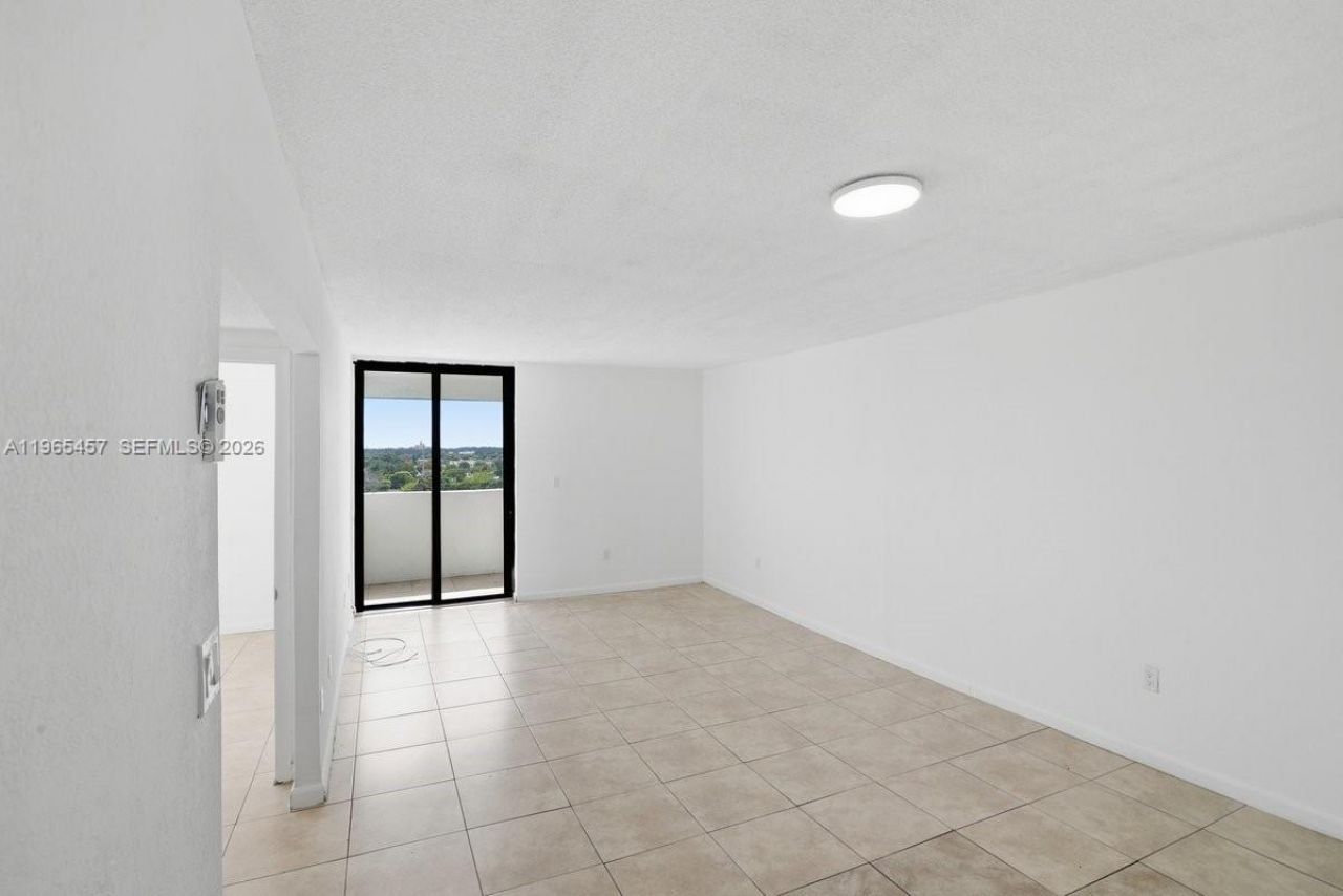 5050 NW 7th St, Unit 806, Miami, FL 33126 Photo
