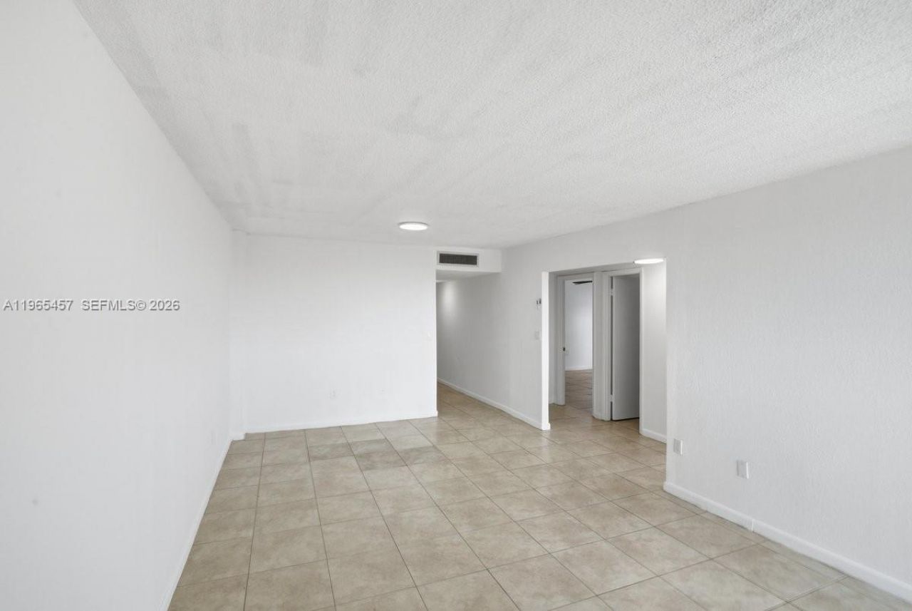 5050 NW 7th St, Unit 806, Miami, FL 33126 Photo