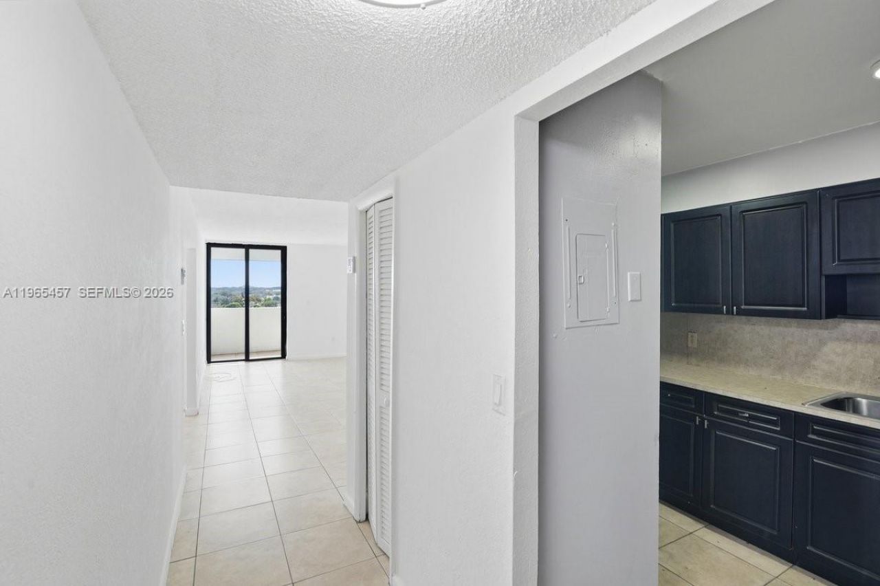 5050 NW 7th St, Unit 806, Miami, FL 33126 Photo