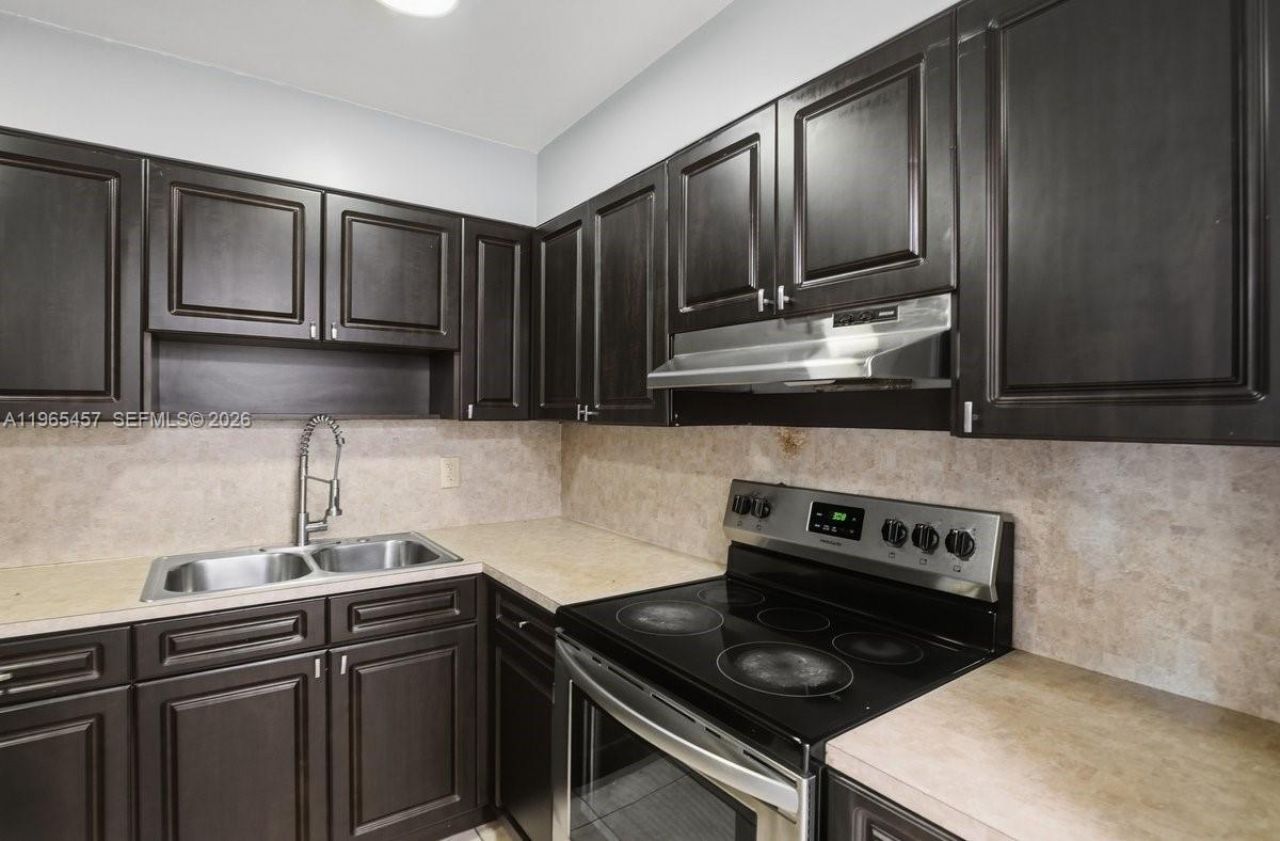 5050 NW 7th St, Unit 806, Miami, FL 33126 Photo