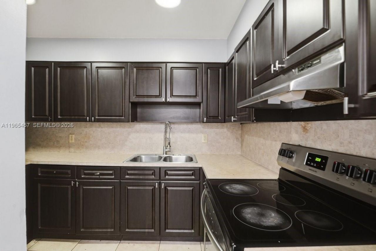 5050 NW 7th St, Unit 806, Miami, FL 33126 Photo