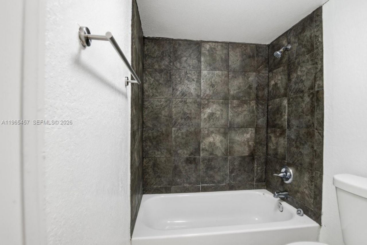 5050 NW 7th St, Unit 806, Miami, FL 33126 Photo