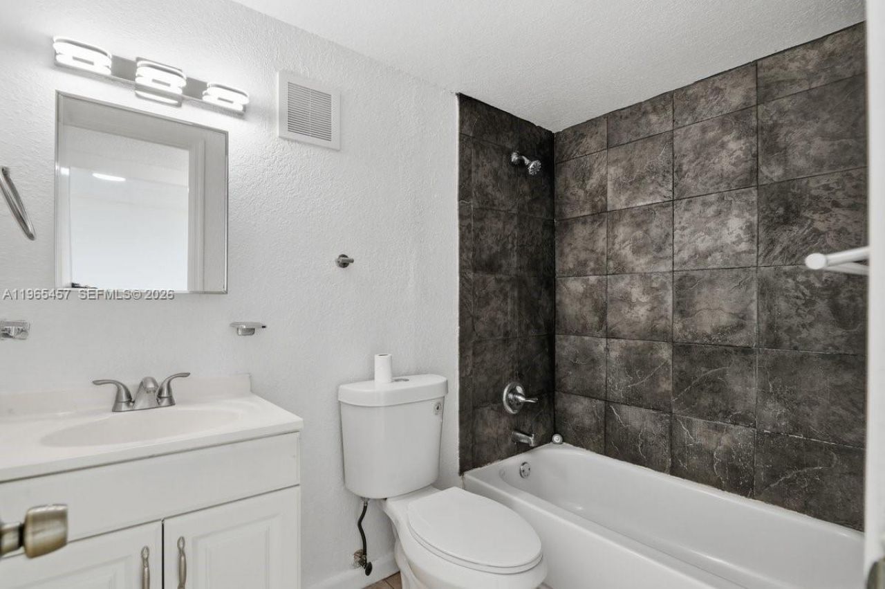 5050 NW 7th St, Unit 806, Miami, FL 33126 Photo