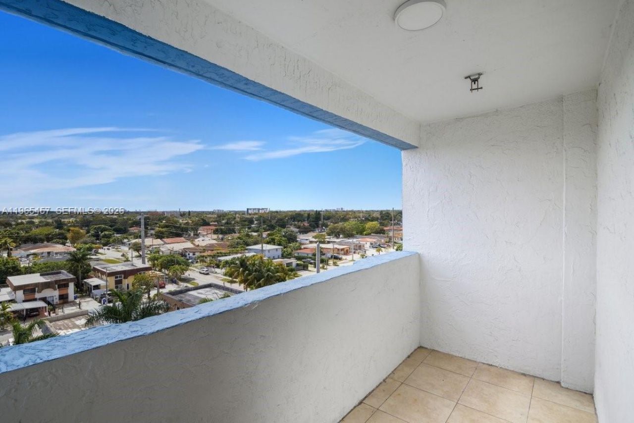 5050 NW 7th St, Unit 806, Miami, FL 33126 Photo