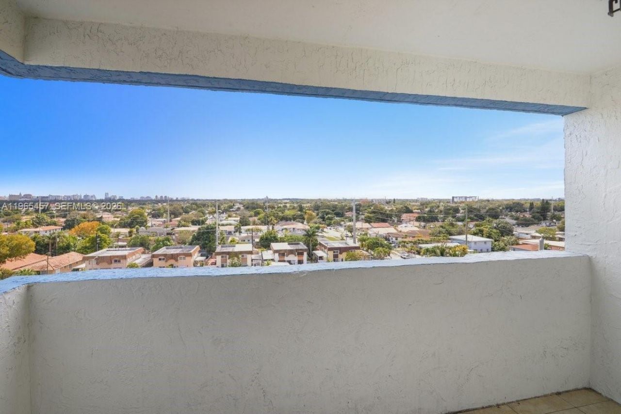 5050 NW 7th St, Unit 806, Miami, FL 33126 Photo