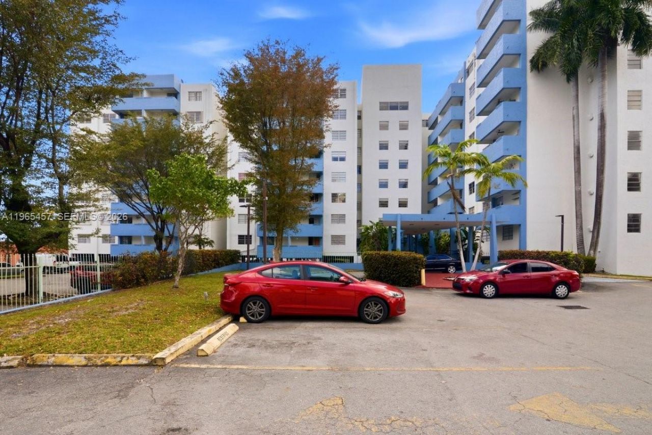 5050 NW 7th St, Unit 806, Miami, FL 33126 Photo