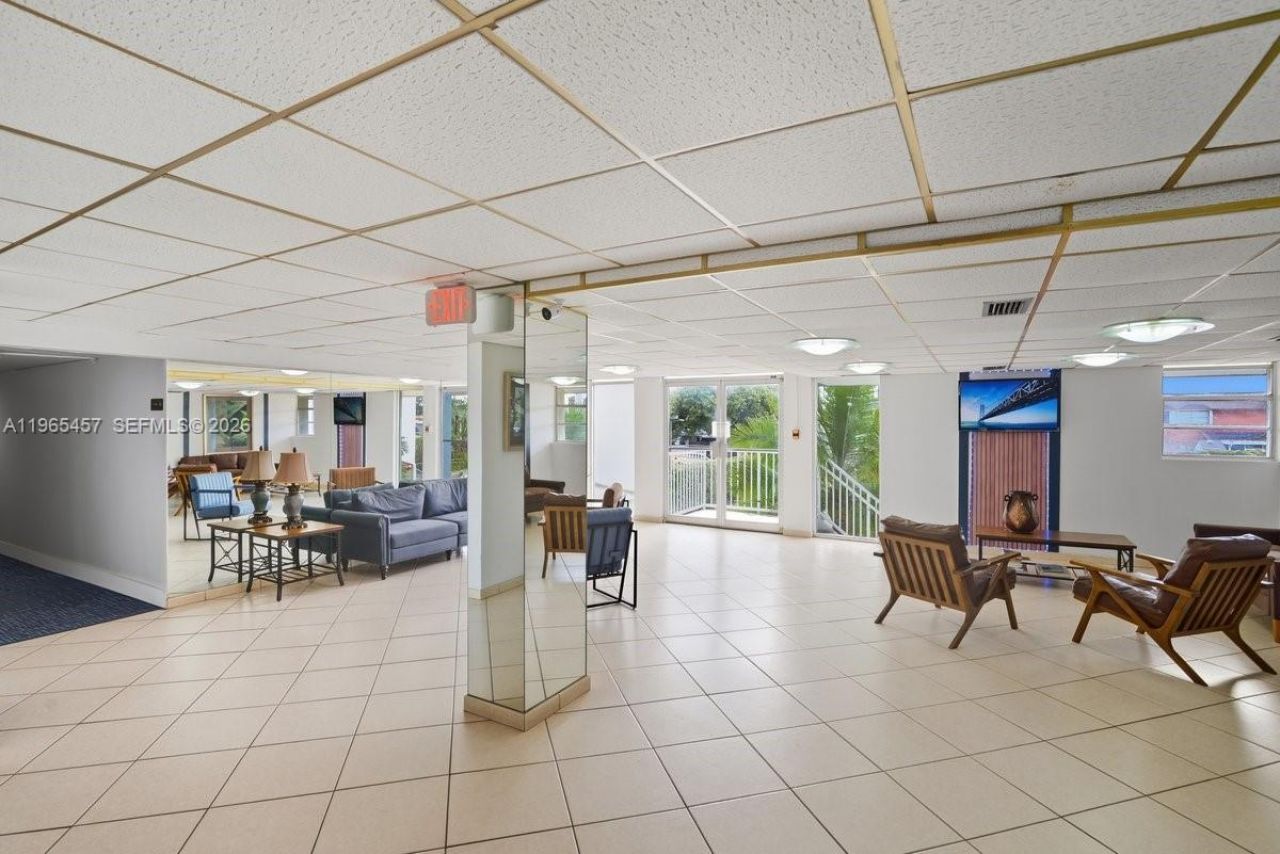 5050 NW 7th St, Unit 806, Miami, FL 33126 Photo