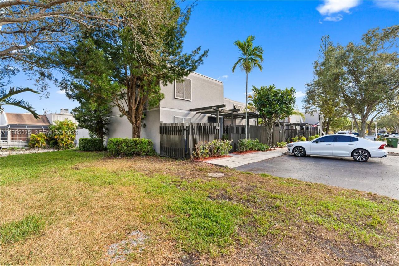 1523 NW 113th Way, Pembroke Pines, FL 33026 Photo