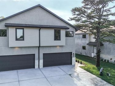 217-219 NW Orchard Court, Lee's Summit, MO 64063