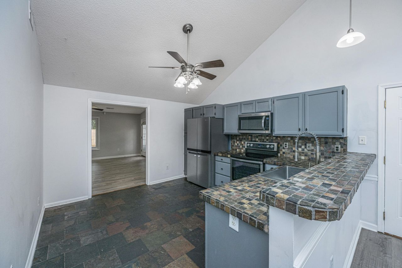 2135 Pinehurst Avenue Photo 10