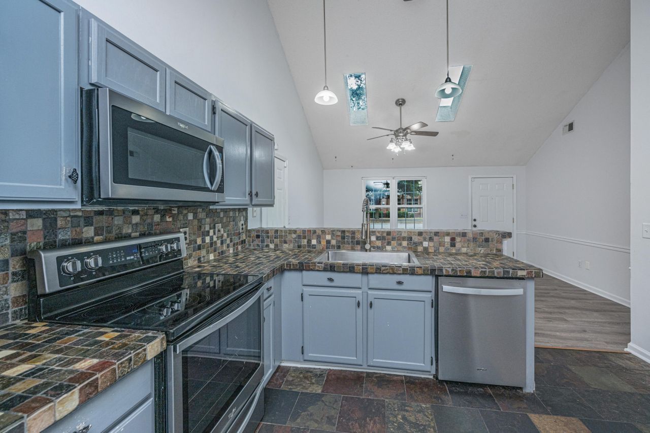 2135 Pinehurst Avenue Photo 11