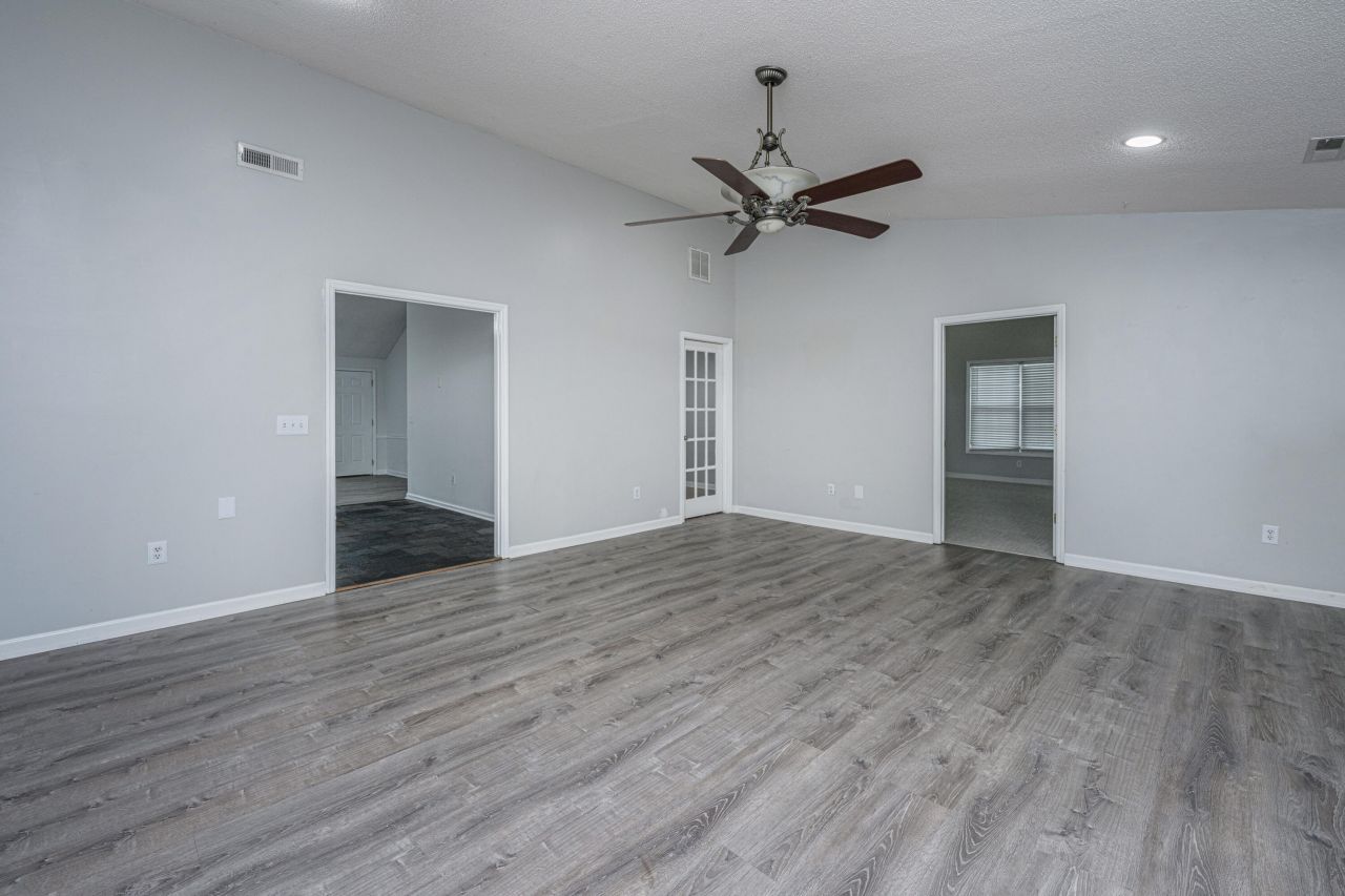 2135 Pinehurst Avenue Photo 14