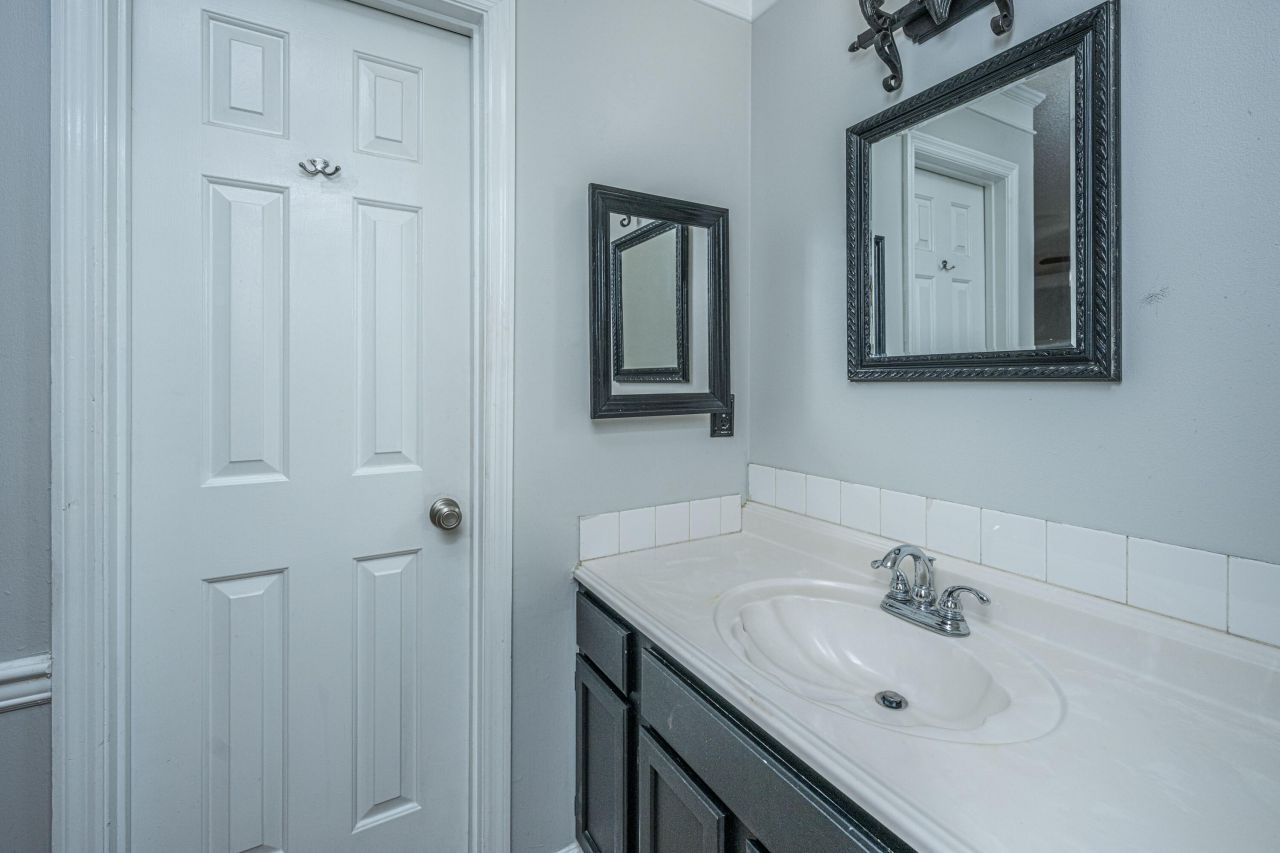 2135 Pinehurst Avenue Photo 23