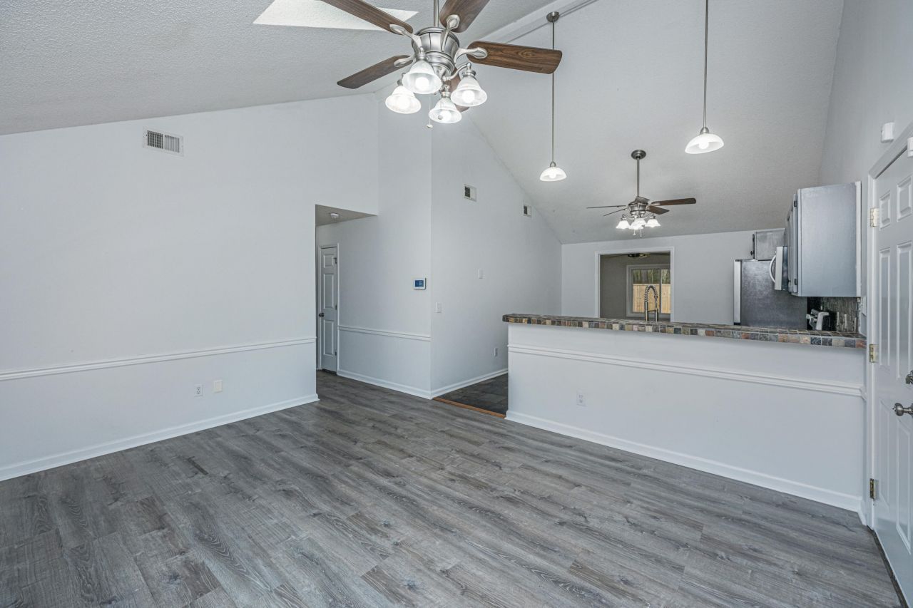 2135 Pinehurst Avenue Photo 5