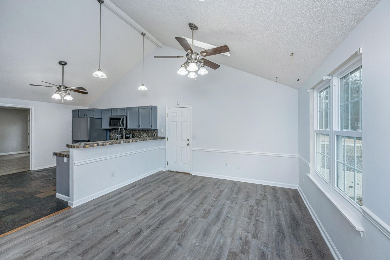 2135 Pinehurst Avenue Photo 6