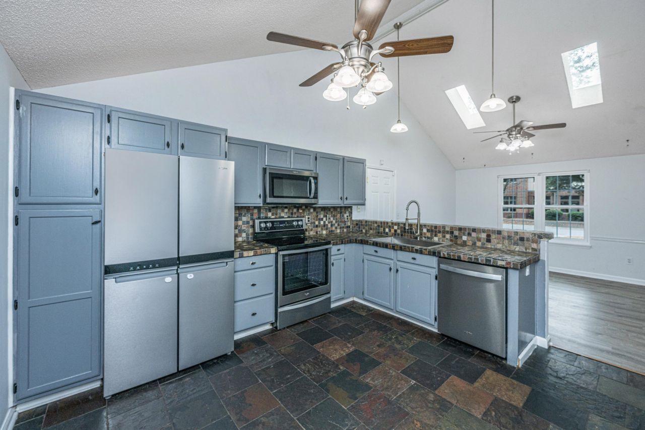 2135 Pinehurst Avenue Photo 9