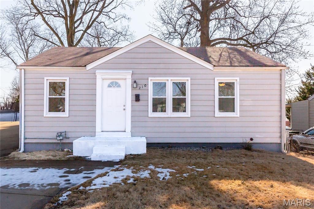 210 Derhake Road, Florissant, MO 63031 Main Photo