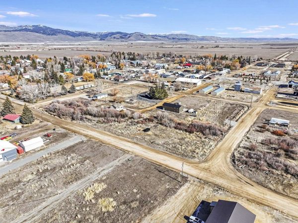 305 W Spruce Ave, Fairfield, ID 83327