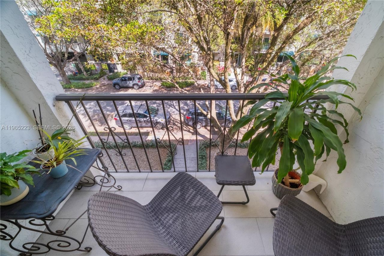 338 Majorca Ave, Unit 205, Coral Gables, FL 33134 Photo