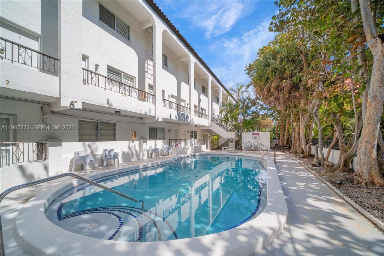 338 Majorca Ave, Unit 205, Coral Gables, FL 33134 Photo