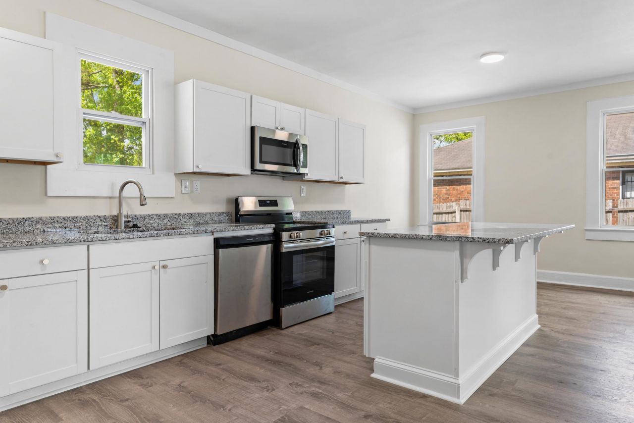 1587 Henley Street Photo 10