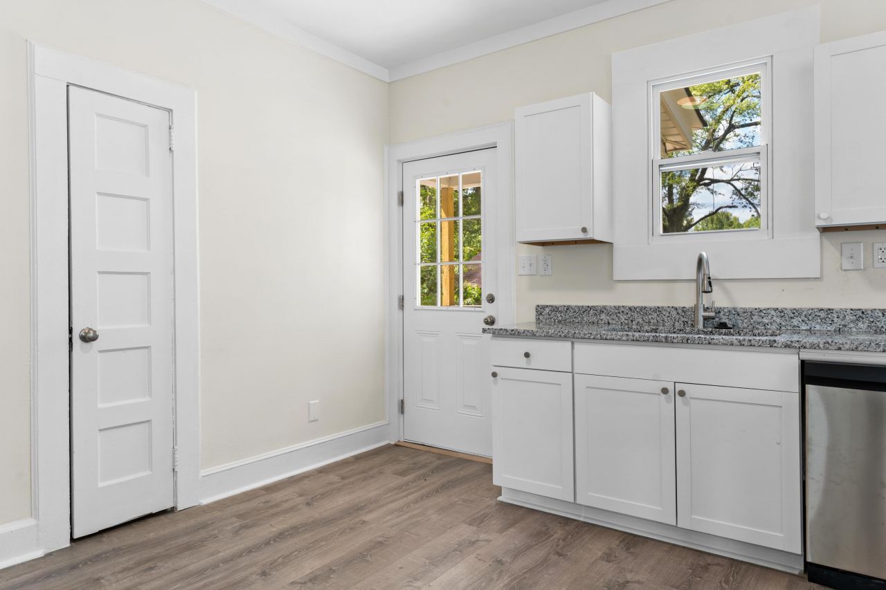 1587 Henley Street Photo 11