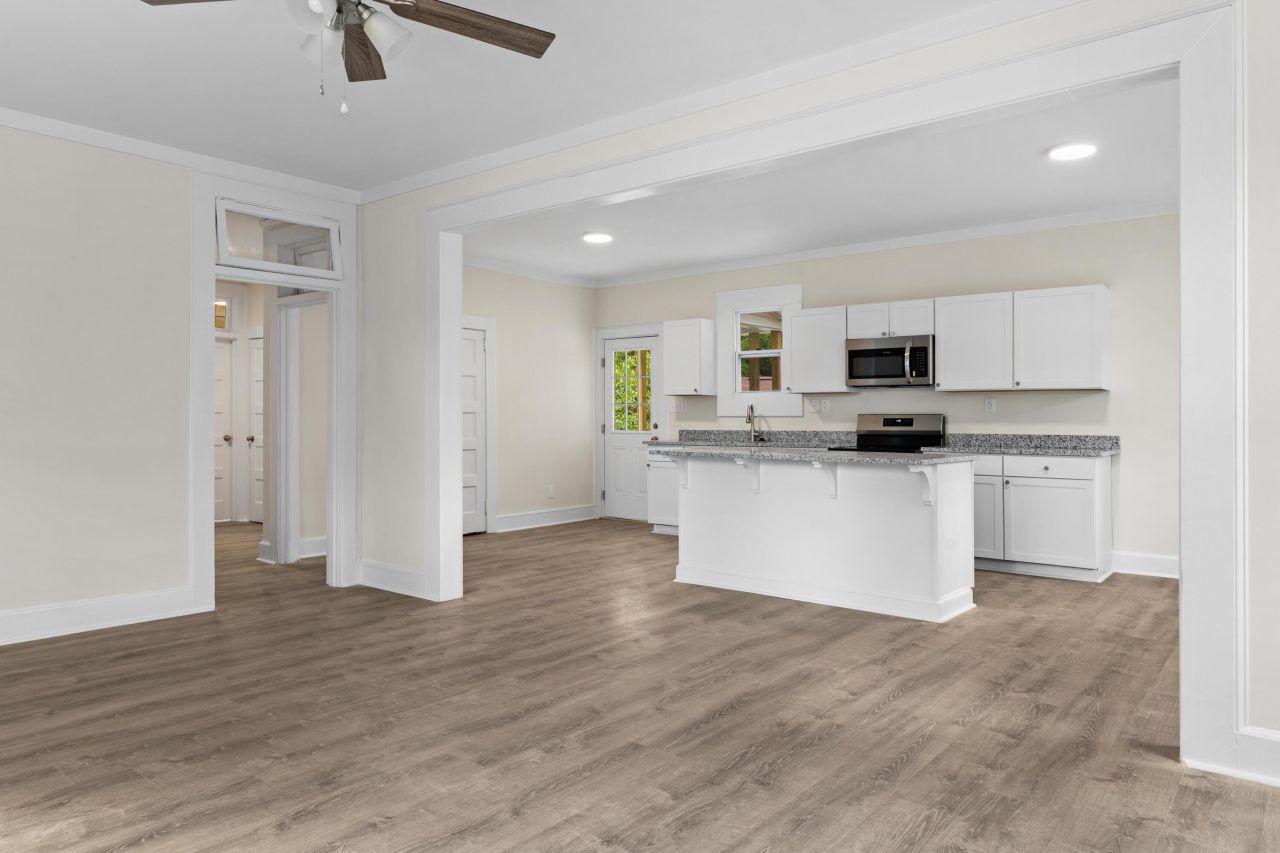 1587 Henley Street Photo 12