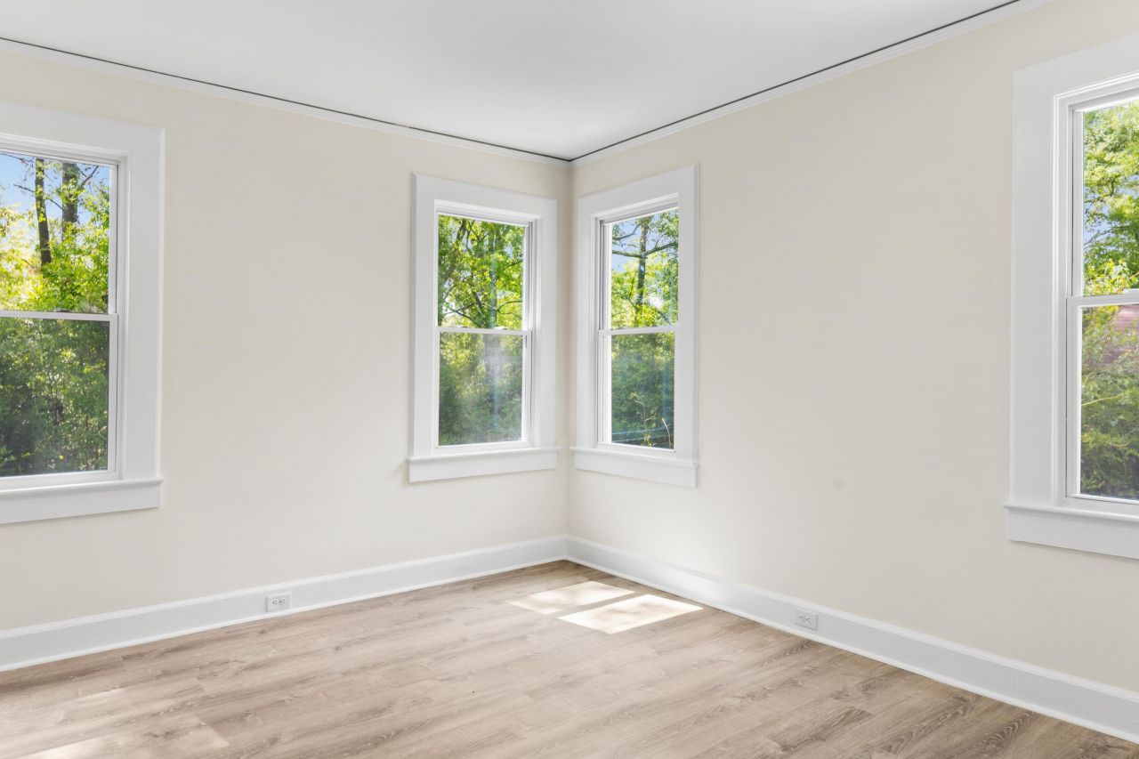 1587 Henley Street Photo 13