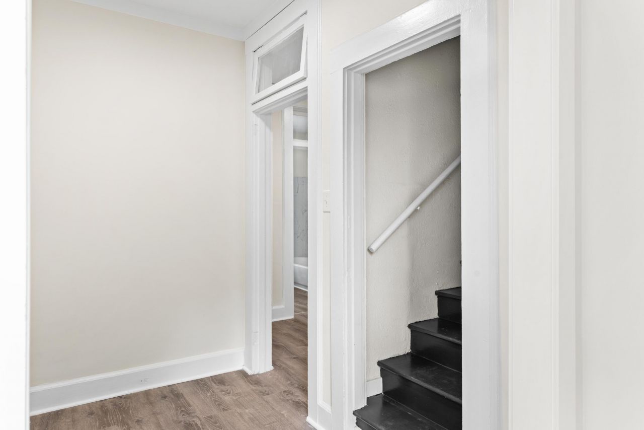 1587 Henley Street Photo 14