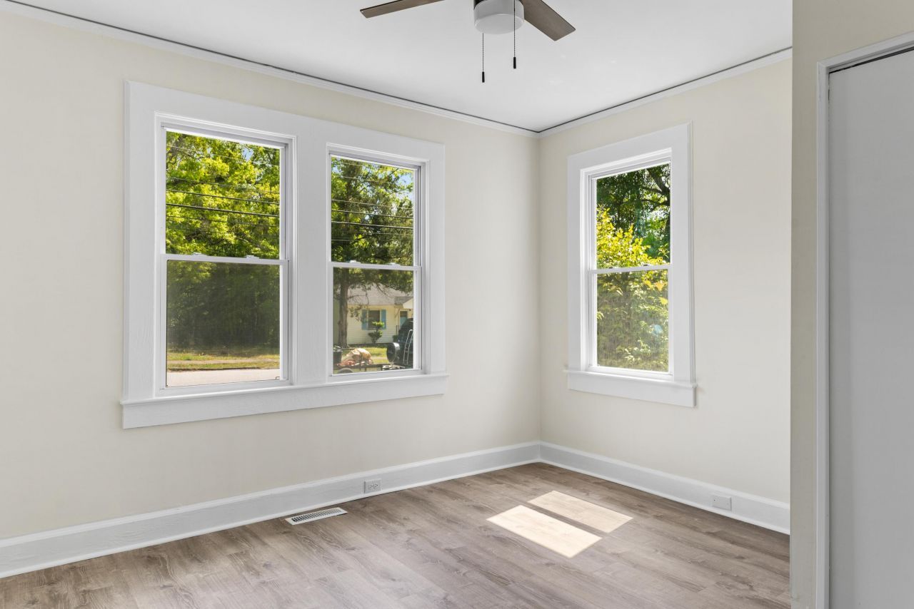 1587 Henley Street Photo 16