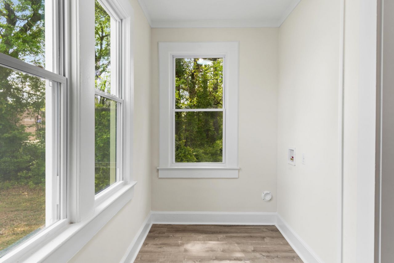 1587 Henley Street Photo 17